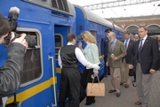 Презентация поезда Золотой Орел Транс-сибирский экспресс. Принц Майкл Кентский с супругой проходят в вагон поезда.